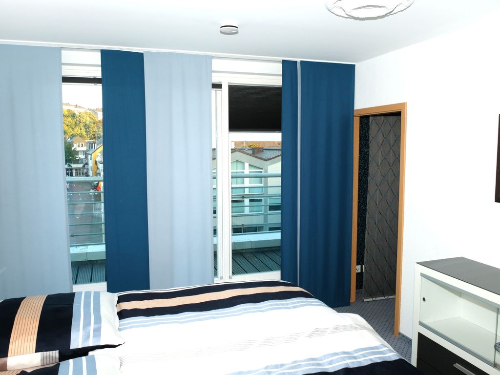 Blick ins Schlafzimmer und auf den Balkon
