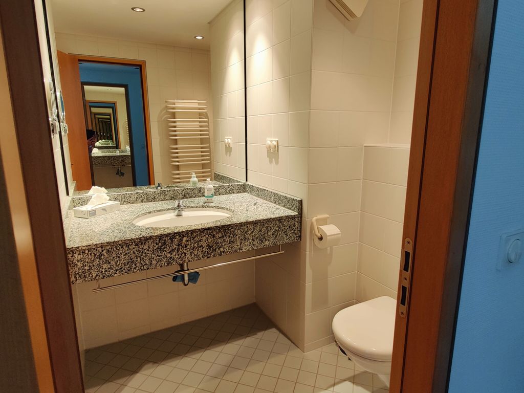 Bad mit WC und Dusche/Wanne