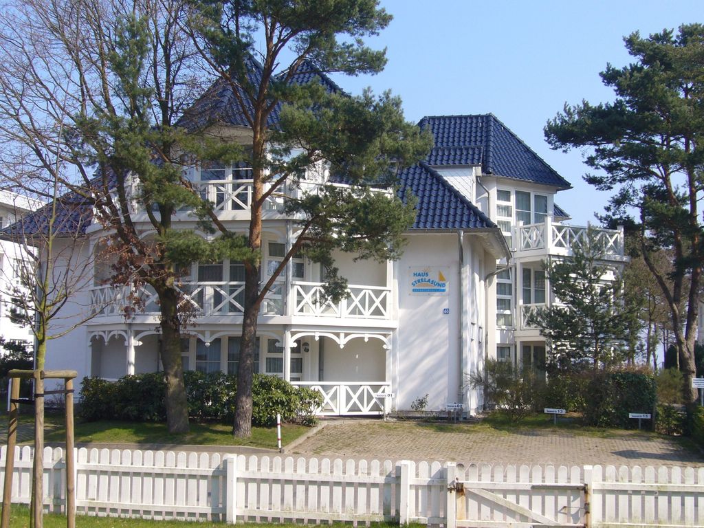 Haus Strelasund - Parkplätze am Haus