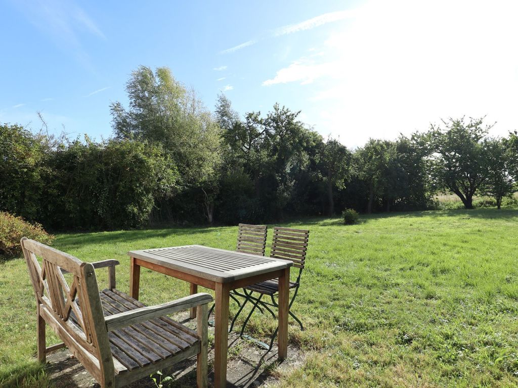 Schwanhaus - Blick auf die Terrasse und das große Grundstück