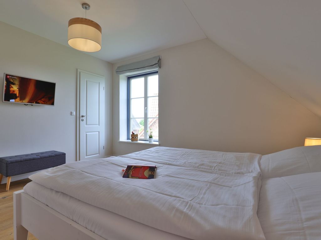 Lillesand - Blick in ein Schlafzimmer mit einem Doppelbett im Obergeschoss