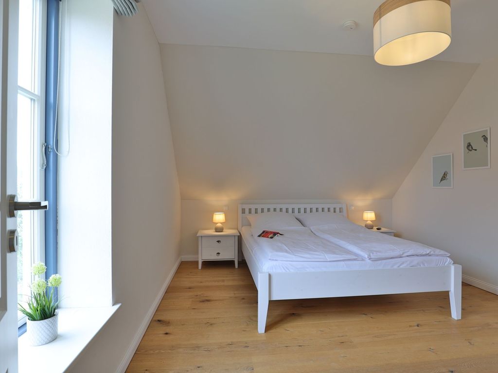 Lillesand - Blick in ein Schlafzimmer mit einem Doppelbett im Obergeschoss