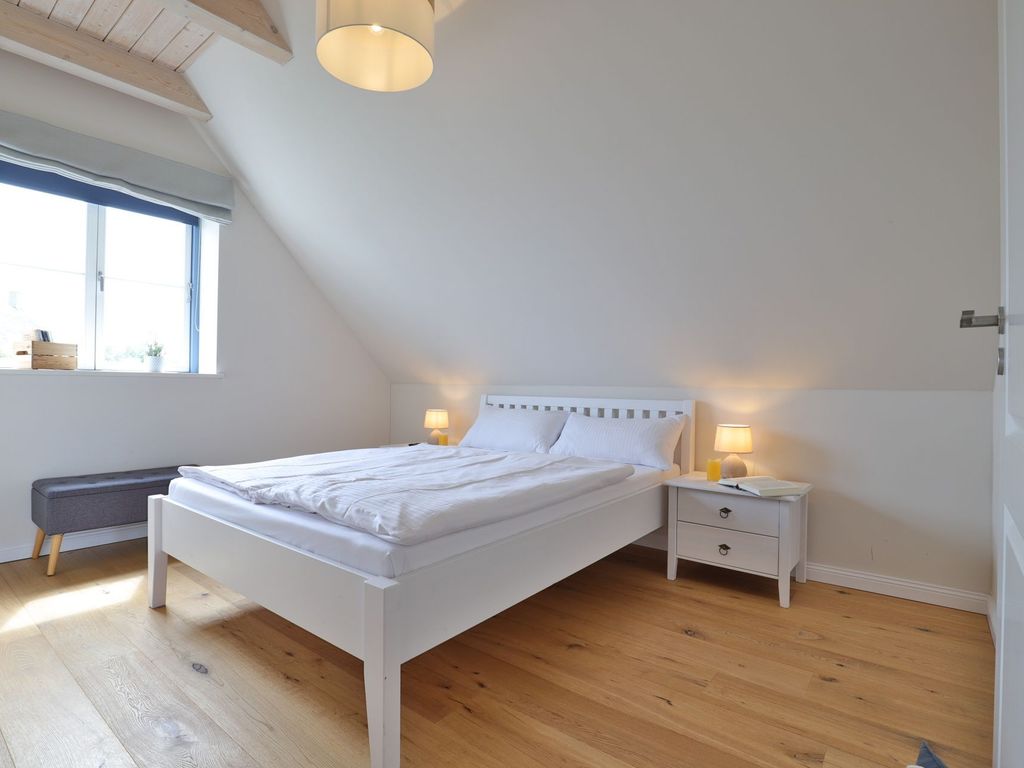 Lillesand - Blick in ein Schlafzimmer mit einem Doppelbett im Obergeschoss
