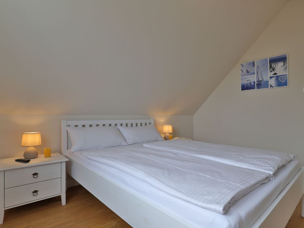 Lillesand - Blick in ein Schlafzimmer mit einem Doppelbett im Obergeschoss