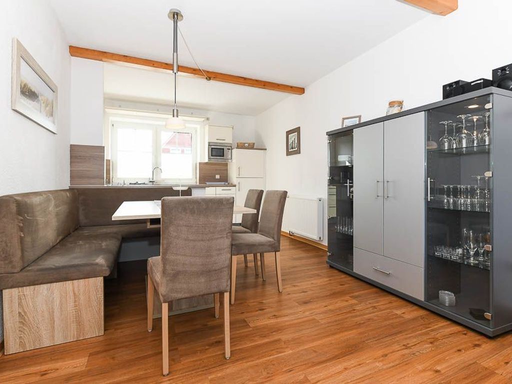 Wohnzimmer mit integriertem Küchenbereich und Essgruppe