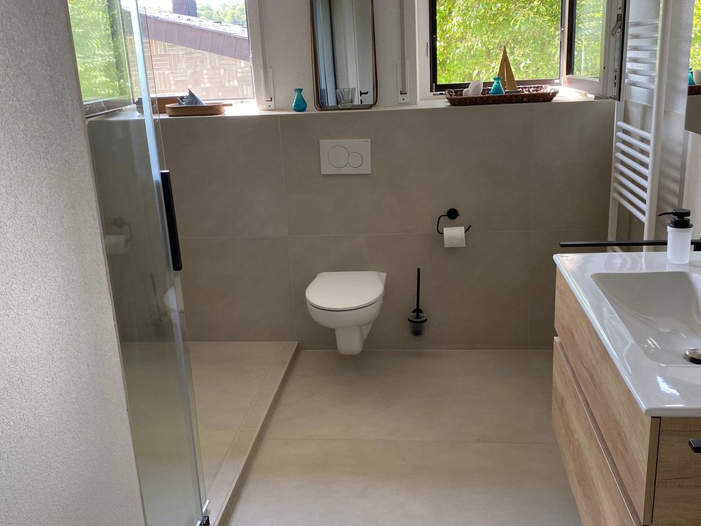 Bad: komplett neues, modernes Wohlfühlbad