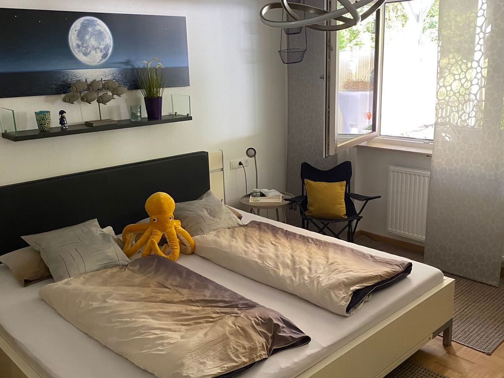 Schlafzimmer 1: 2x2 m Doppelbett und Kleinkind-Bett