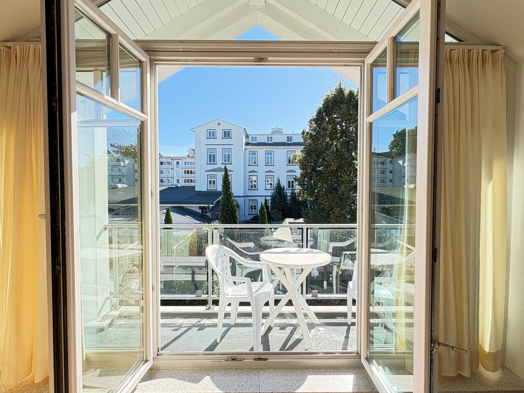 Wohnzimmer mit Balkon