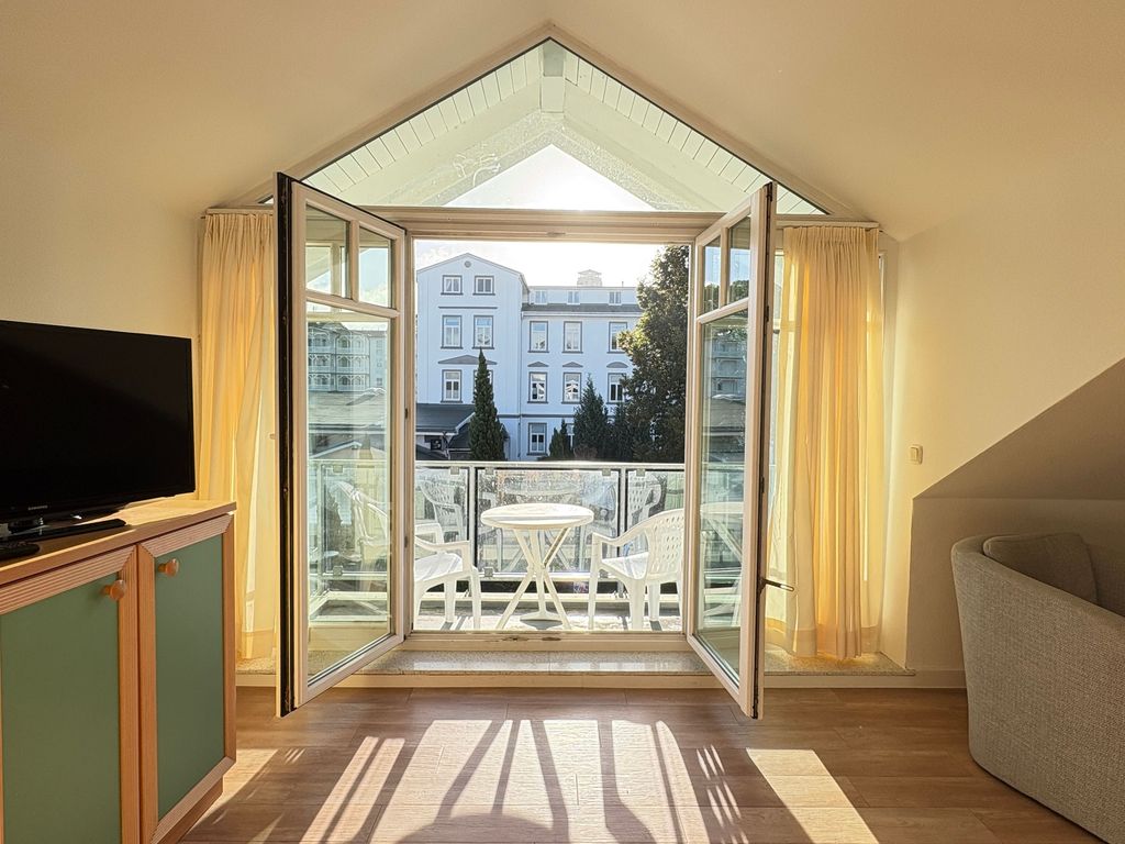 Wohnzimmer mit Balkon