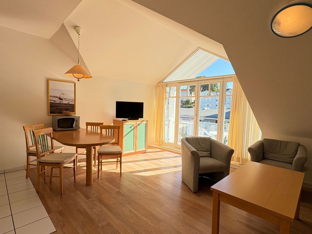 Wohnzimmer mit offener Küche