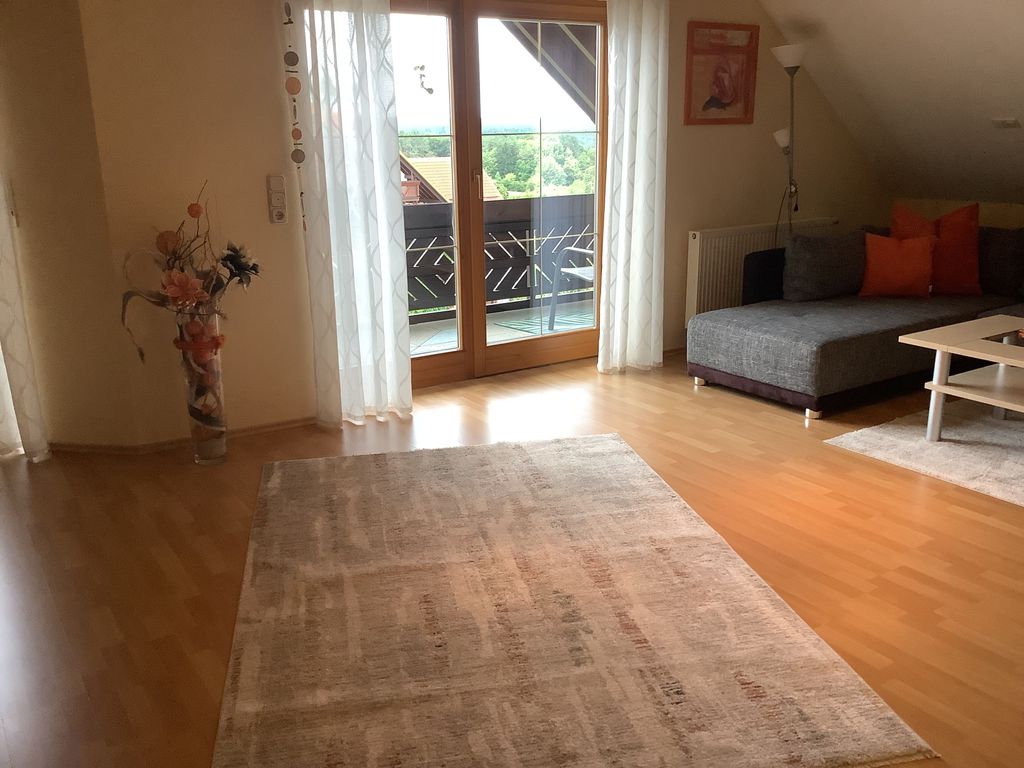 Wohnbereich mit Zugang zum Balkon