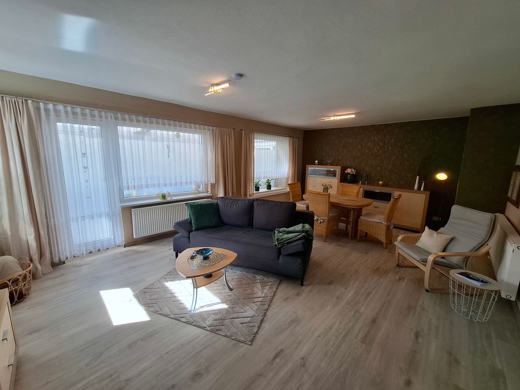 Geräumiges und helles Wohnzimmer