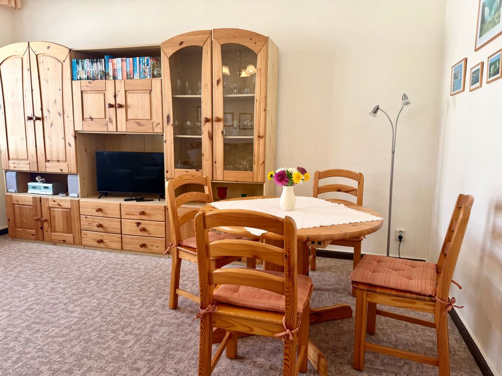Großes Wohnzimmer mit TV
