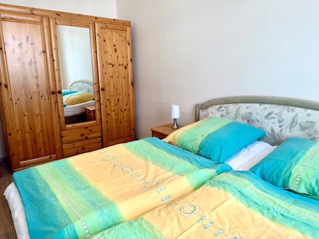 Schlafzimmer mit Doppelbett und Kleiderschrank