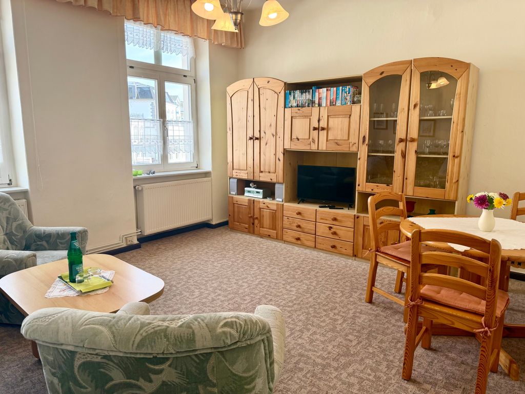 Großes Wohnzimmer mit Blick in die Altstadt