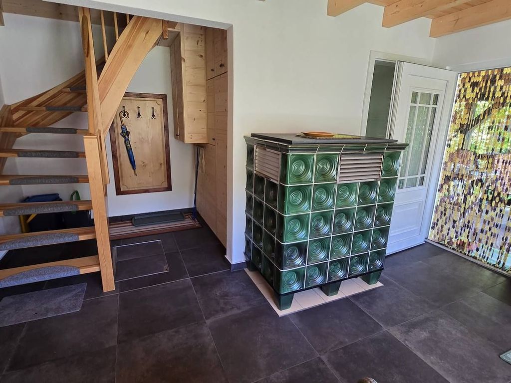 Wohnbereich mit Garderobe und Treppe zum Schlafbereich
