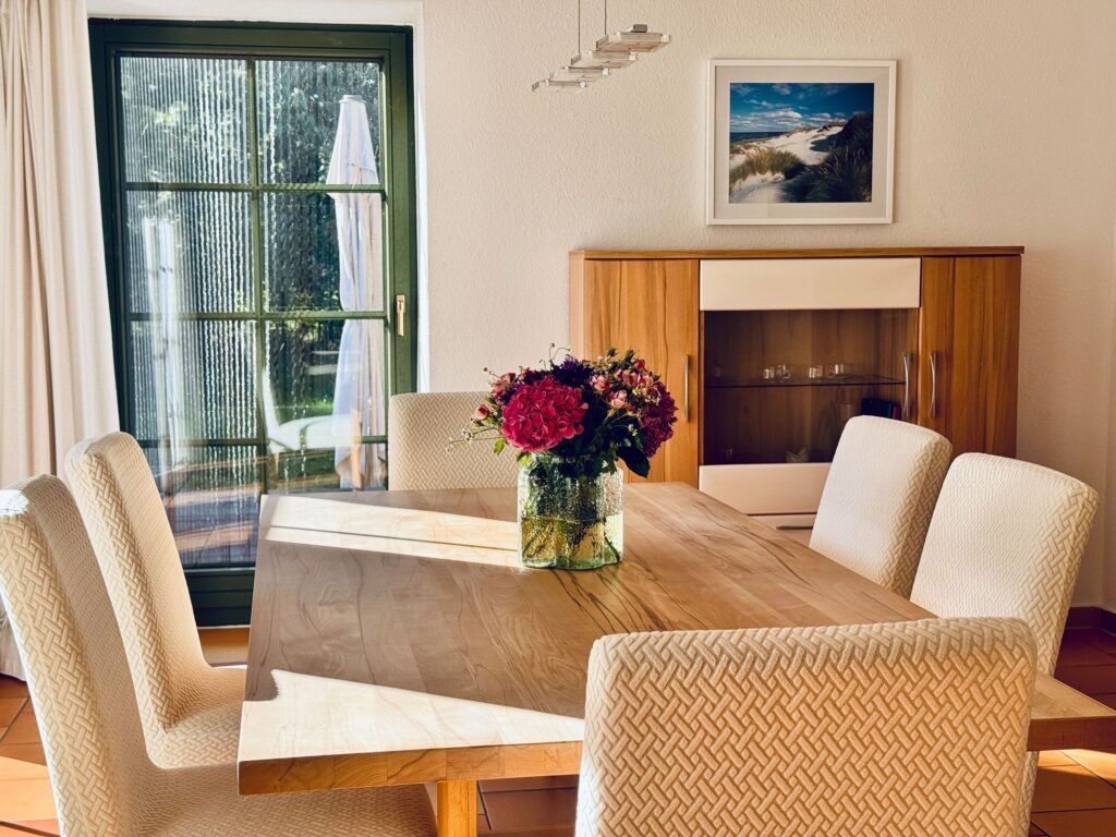 großes Ferienhaus mit Kamin in ruhiger Naturlage auf Rügen