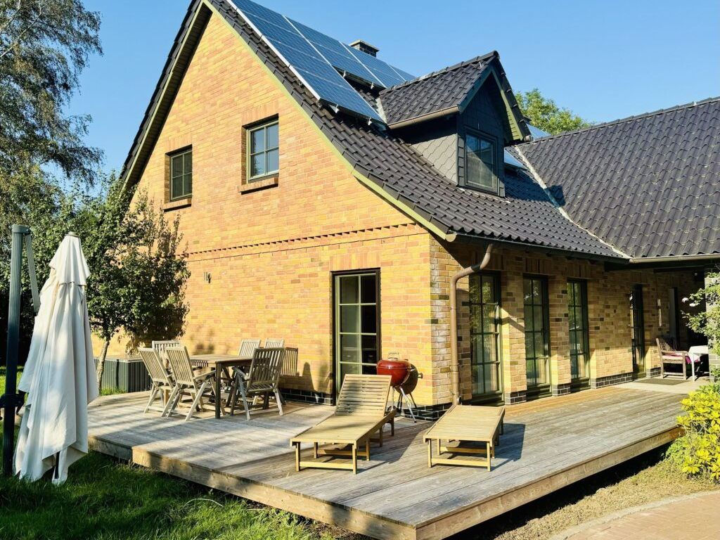 großes Ferienhaus mit Kamin in ruhiger Naturlage auf Rügen