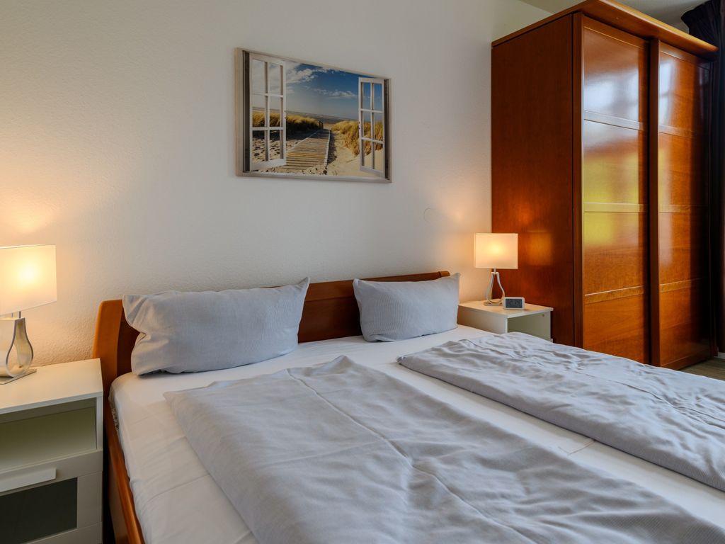 Das Schlafzimmer mit Doppelbett und Kleiderschrank