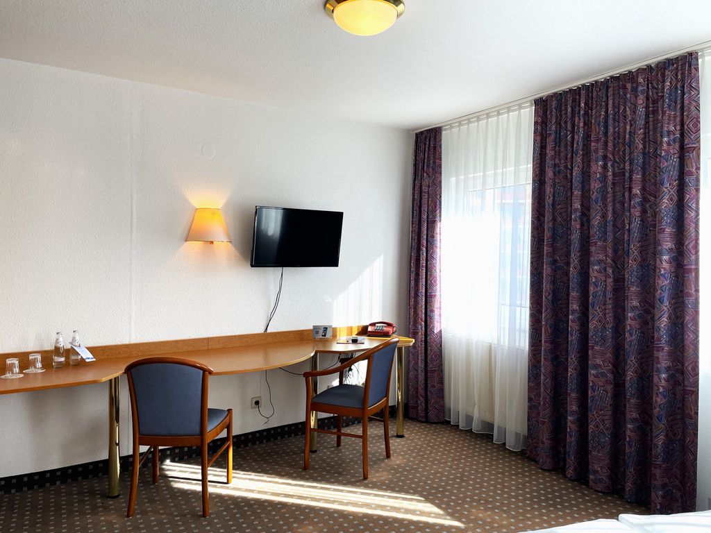 Doppelzimmer mit Schreibtisch und TV