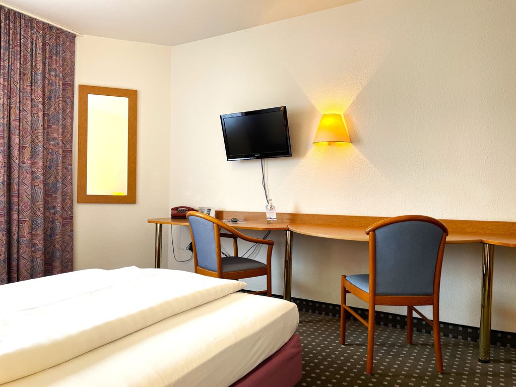 Studio mit Queensize Bett, Schreibtisch, TV und Kleiderschrank