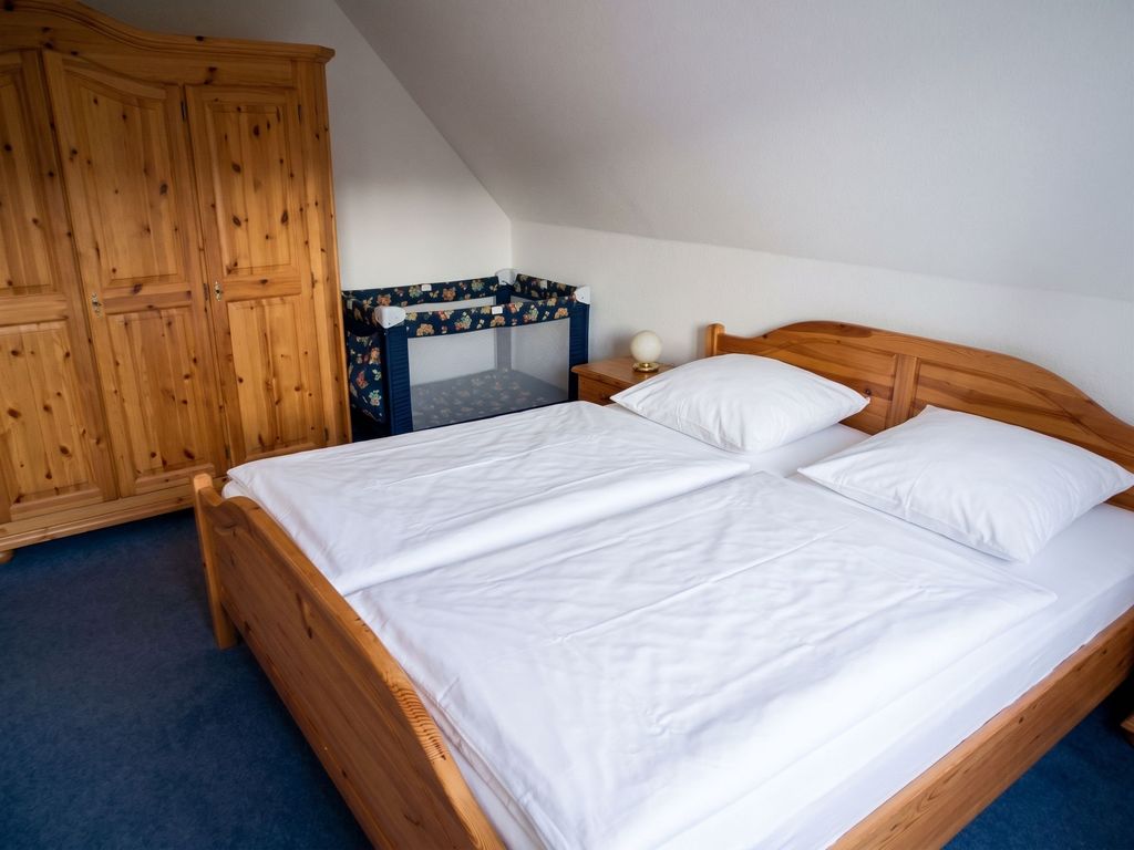 Schlafzimmer 1