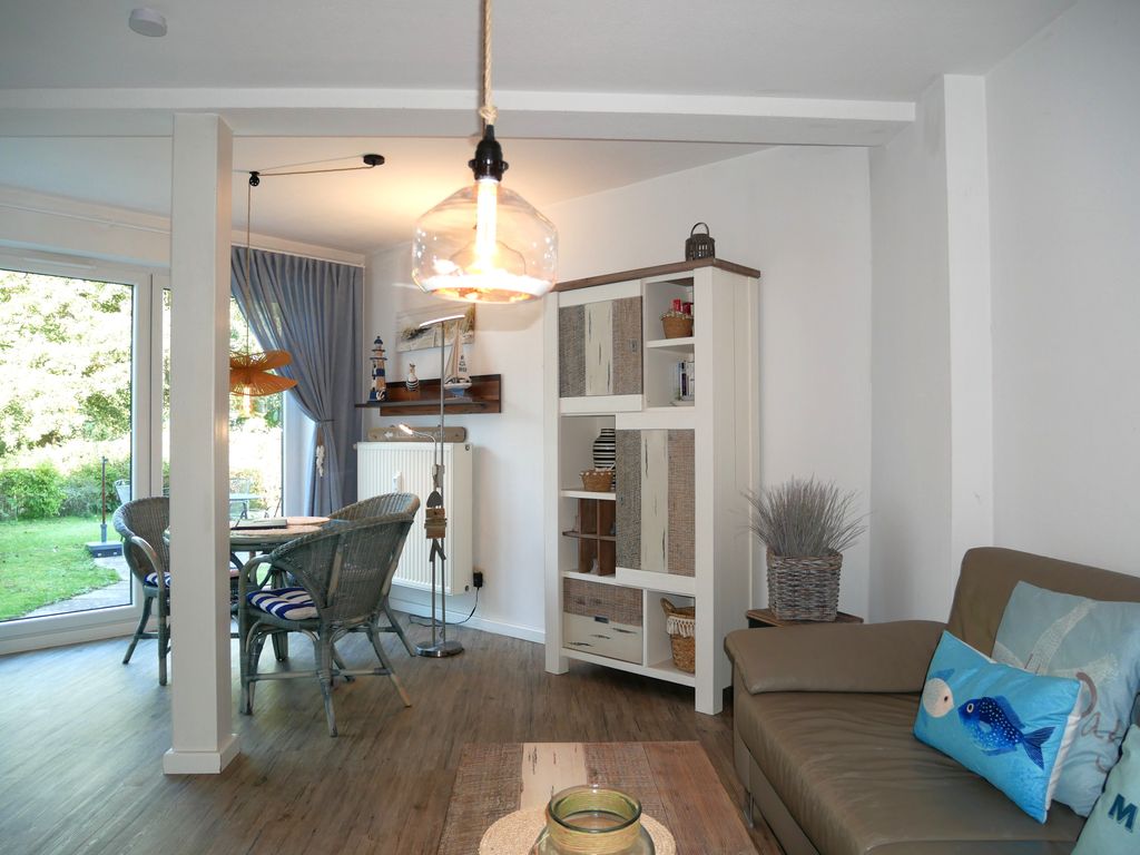 Wohnzimmer mit offener Küche und Essbereich