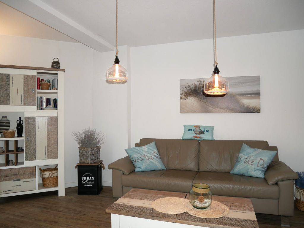 Wohnzimmer mit offener Küche und Essbereich