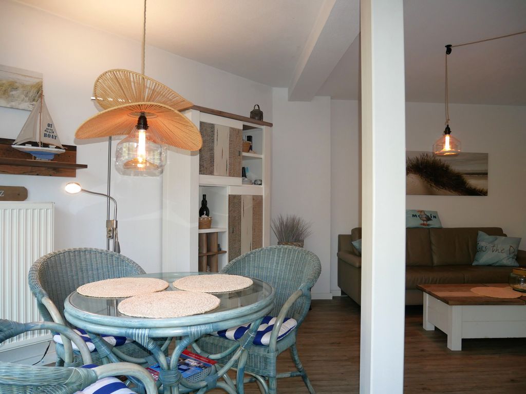 Wohnzimmer mit offener Küche und Essbereich