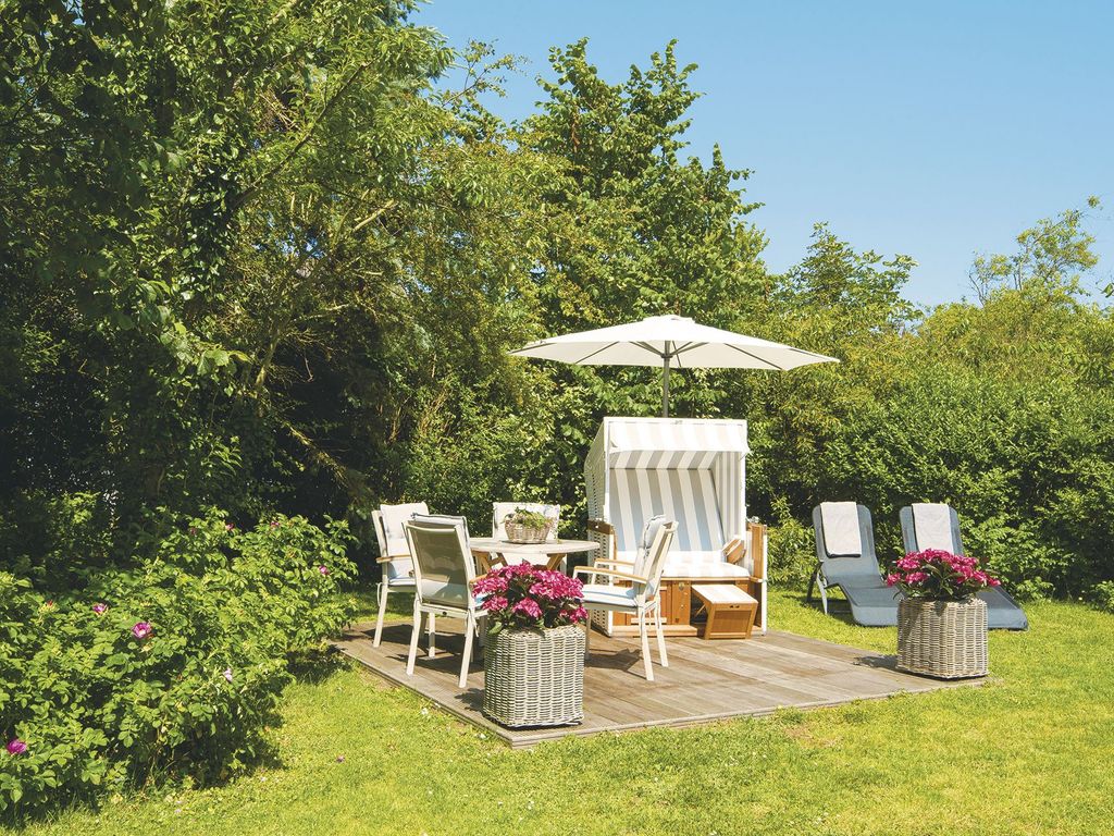 Kleine Terrasse mit Strandkorb