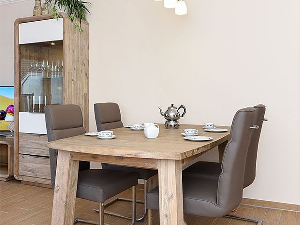 Wohnzimmer mit integriertem Küchenbereich
