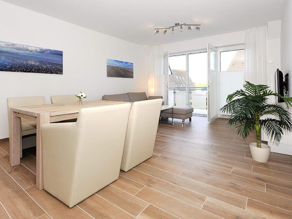 Wohnzimmer mit integriertem Küchenbereich