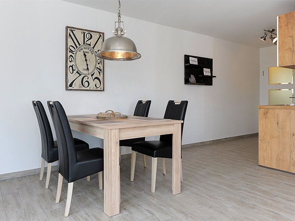 Wohnzimmer mit integriertem Küchenbereich
