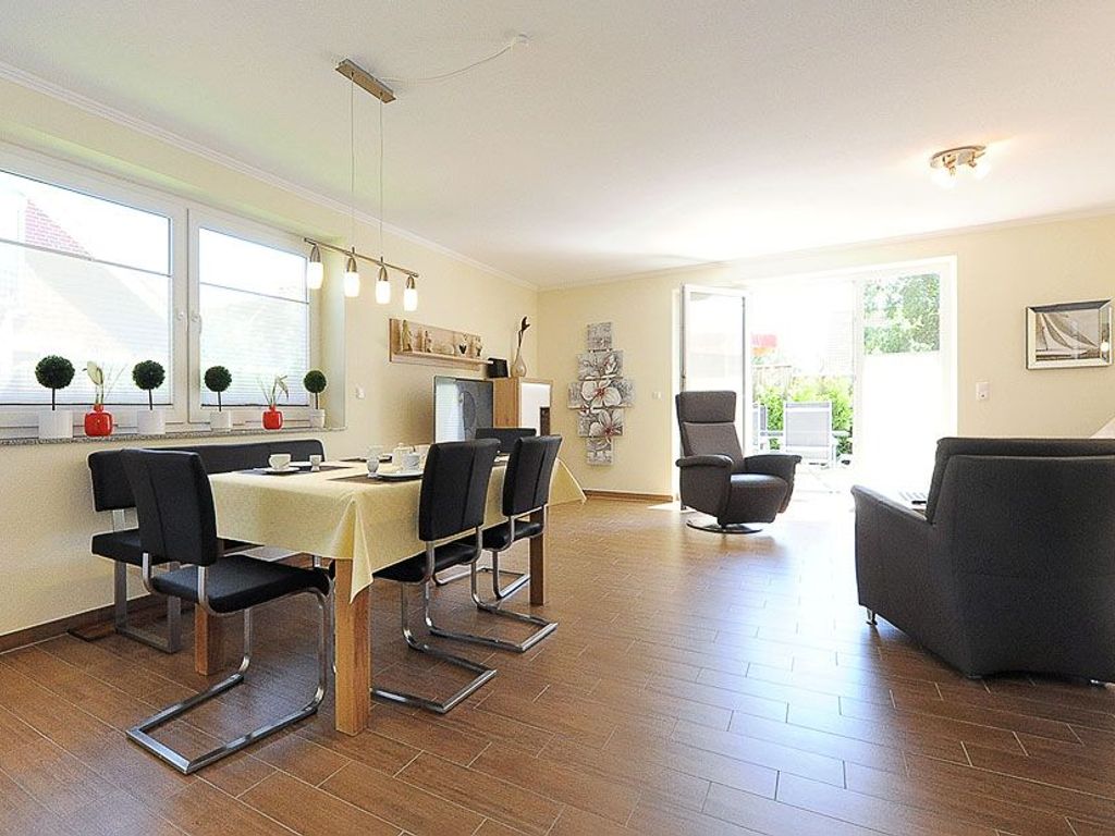 Wohnzimmer mit integriertem Küchenbereich