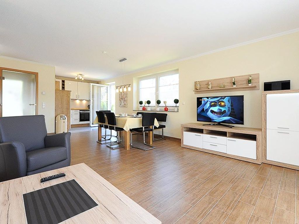 Wohnzimmer mit integriertem Küchenbereich