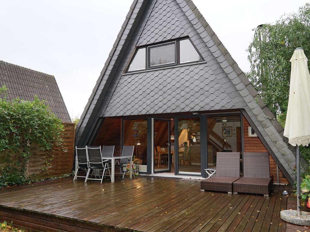 Zeltdachhaus mit grosser Terrasse und Zaun