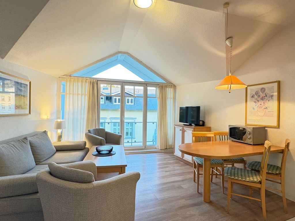 Wohnzimmer mit Balkon