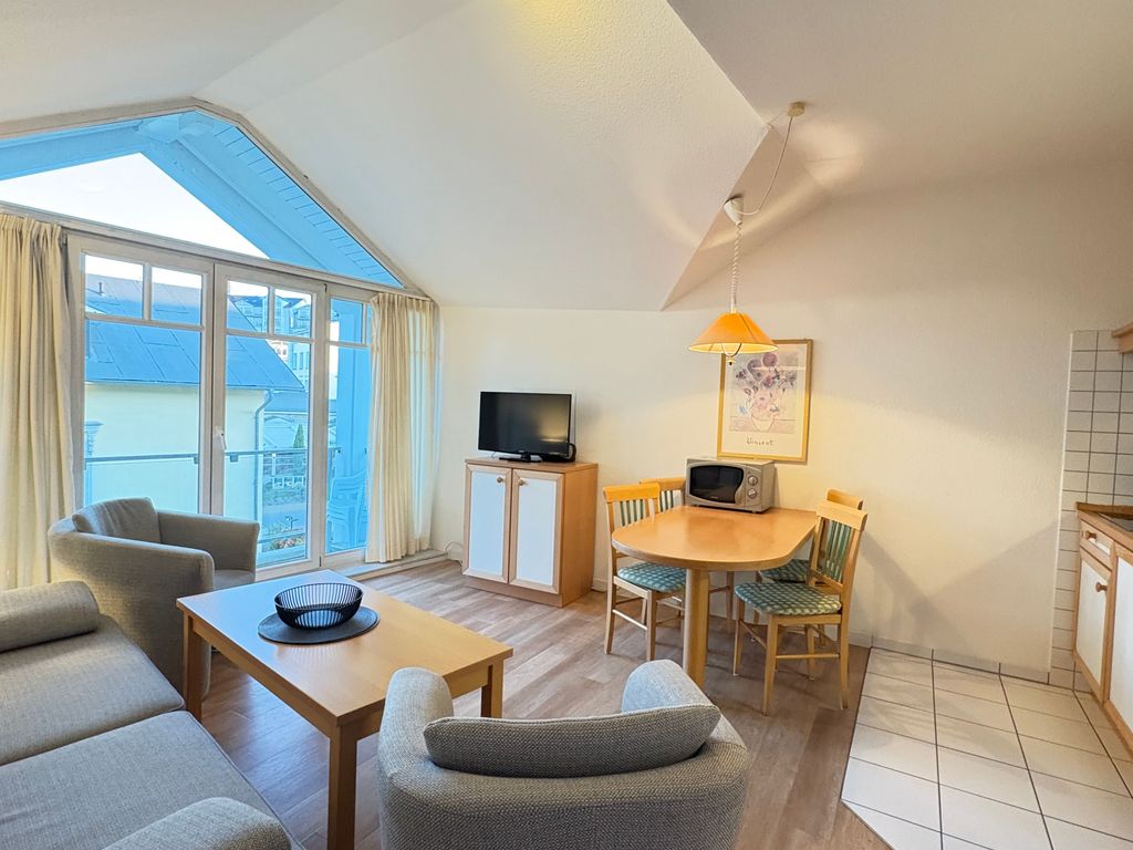 Wohnzimmer mit Balkon und offener Küche