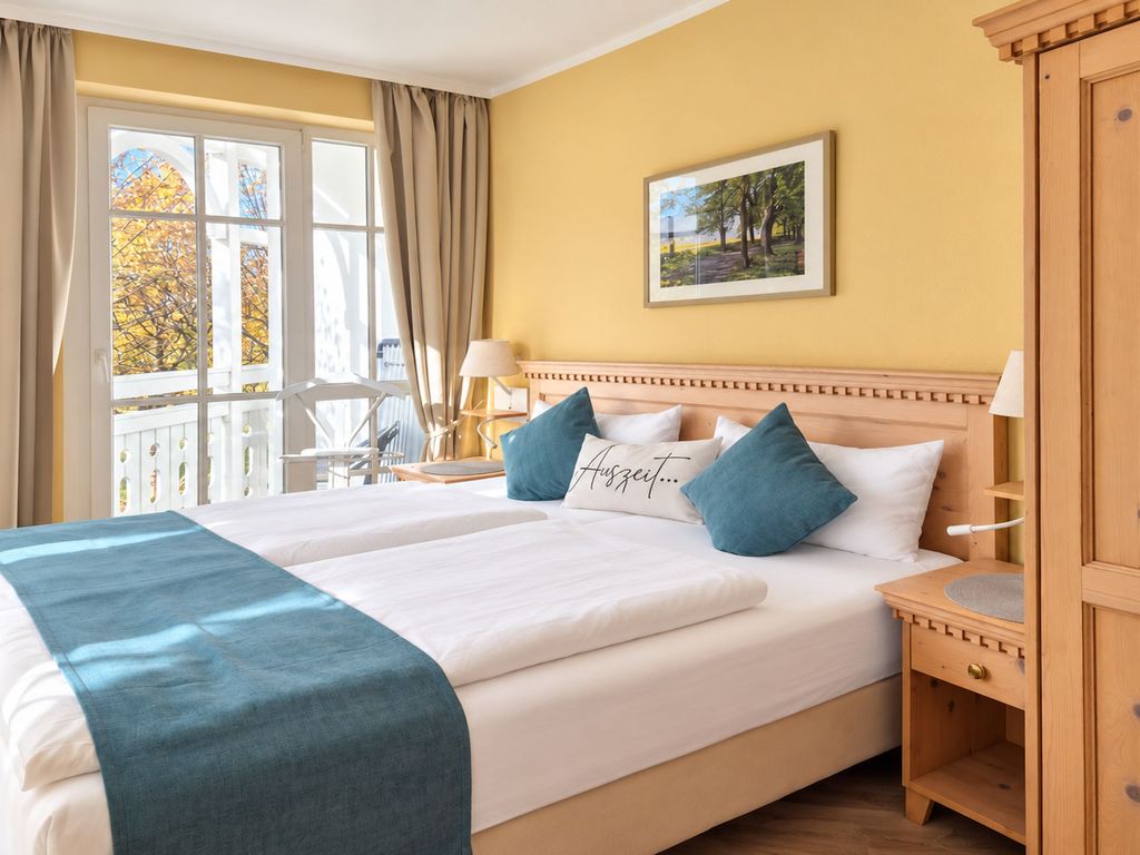 Gemütliches Schlafzimmer mit Doppelbett und Kleiderschrank