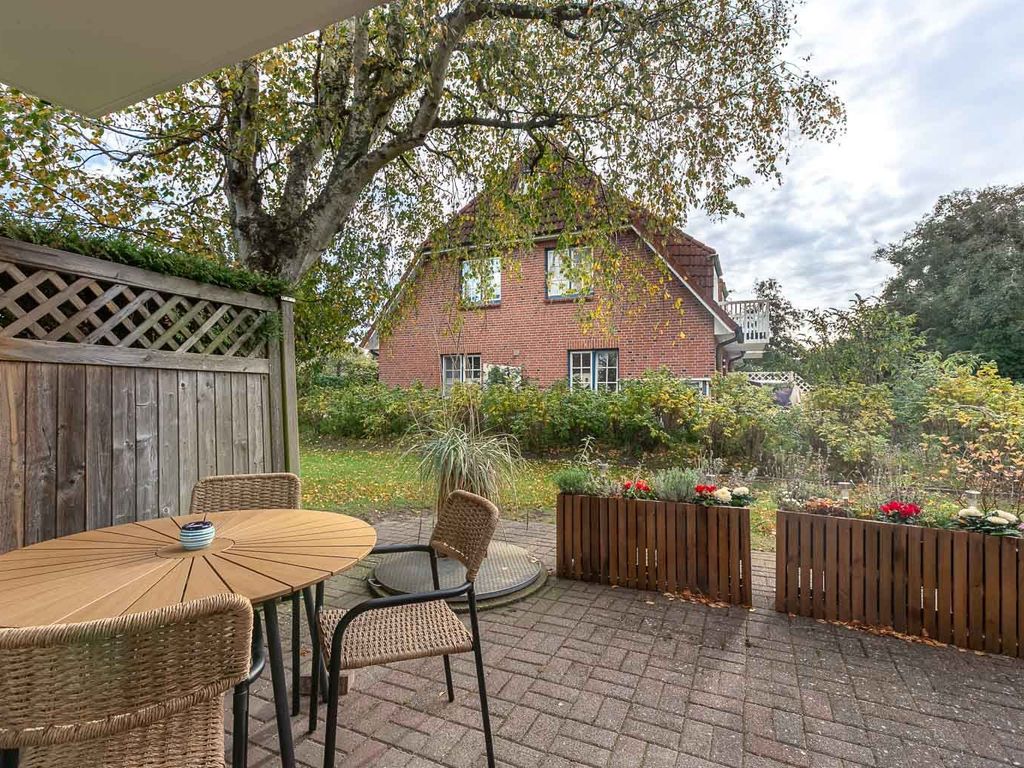 Sonnige Gartenterrasse nach Süden