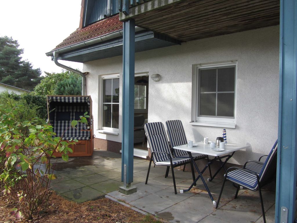 Terrasse mit Strandkorb & Gartenmöbeln