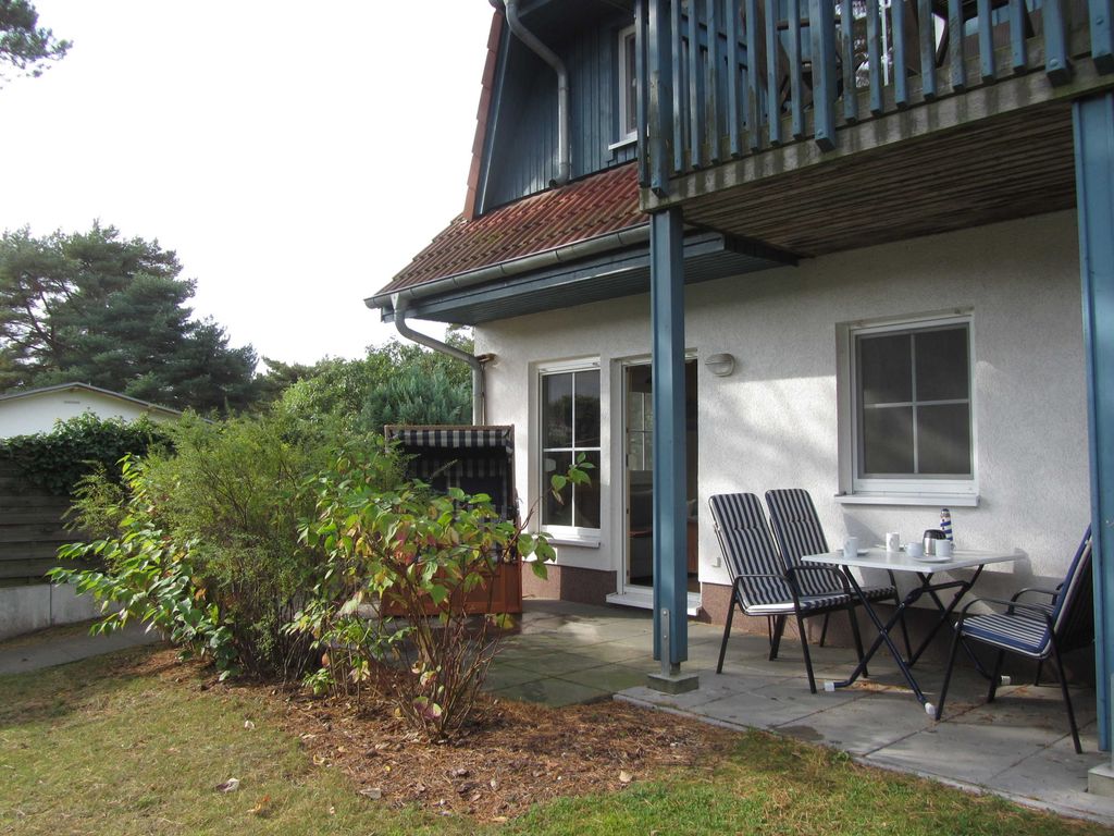 Terrasse mit Strandkorb & Gartenmöbeln