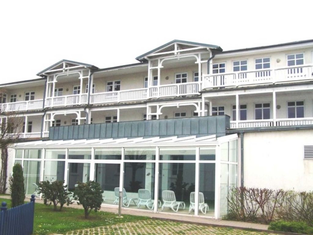 Rückansicht vom Haus mit Pool- und Saunabereich
