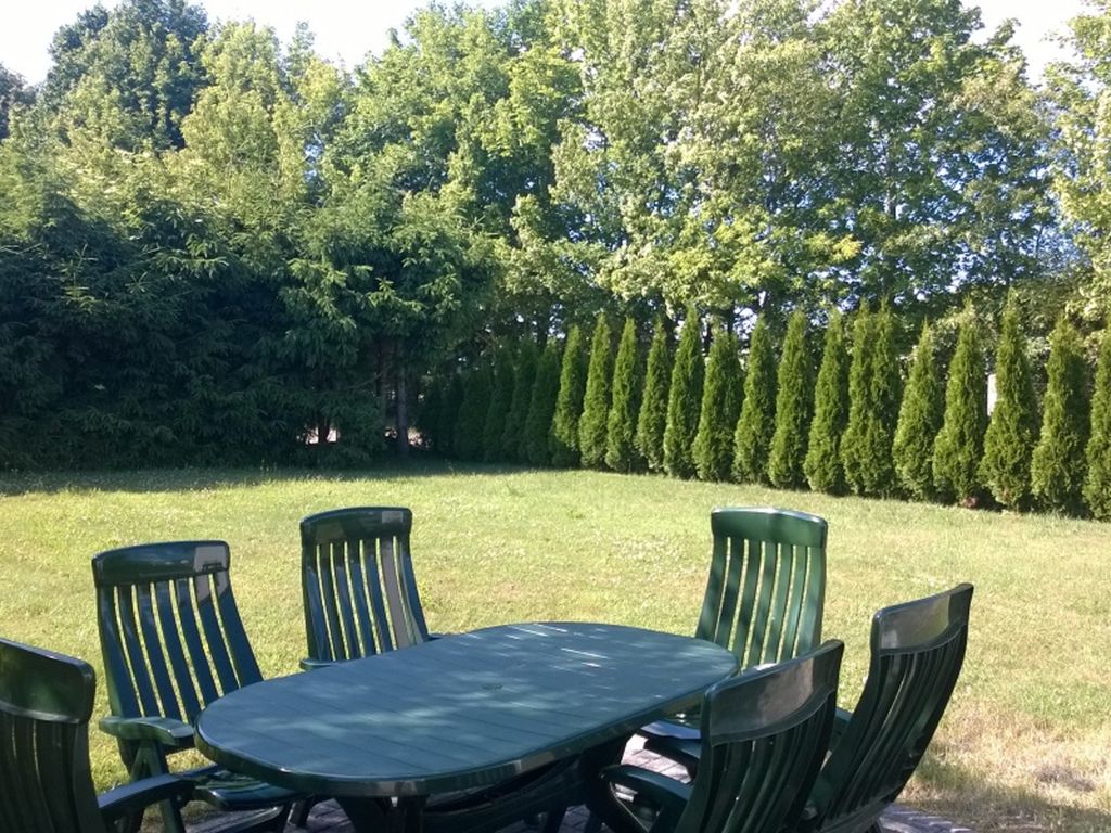 Große Terrasse mit weitläufigem Garten