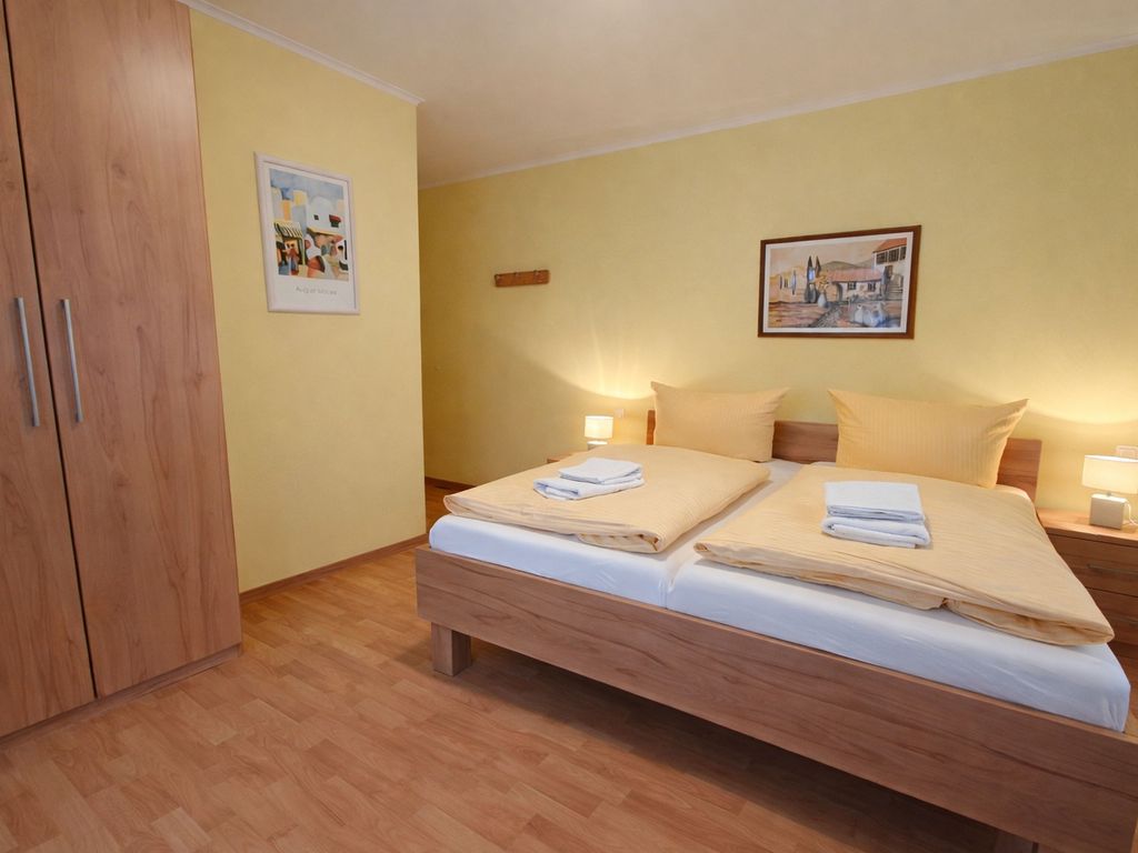 Schlafzimmer mit Doppelbett