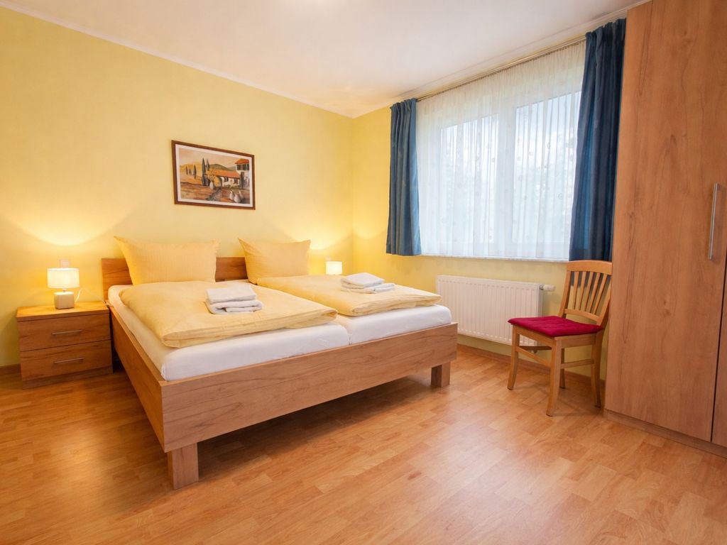 Schlafzimmer mit Doppelbett