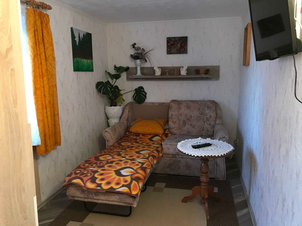 zweites Zimmer mit Schlafcouch als  Möglichkeit, getrennt zu schlafen
