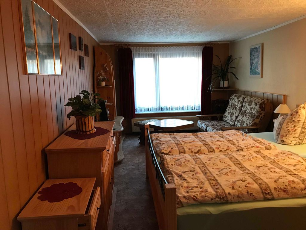Wohn-/Schlafzimmer mit Doppelbett