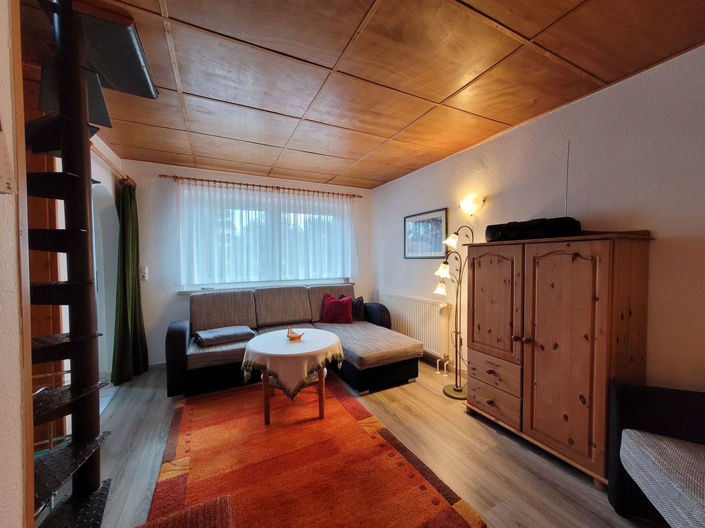 Wohnzimmer mit wendeltreppe ins OG