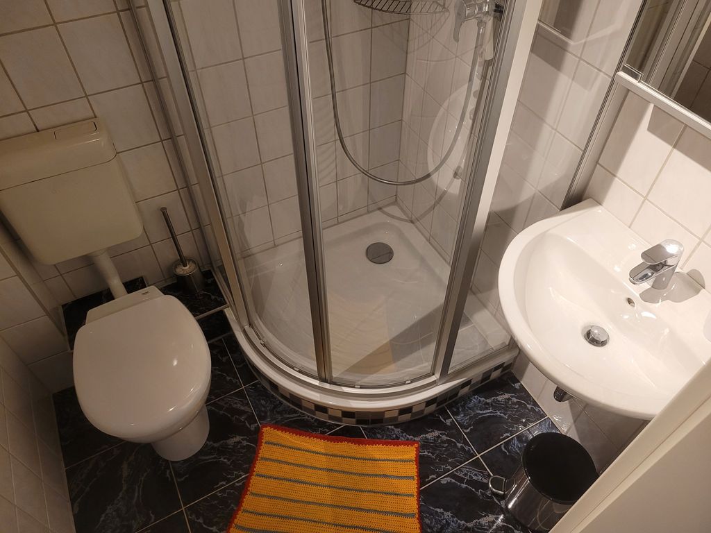 Bad mit Duschkabine, Waschbecken und WC